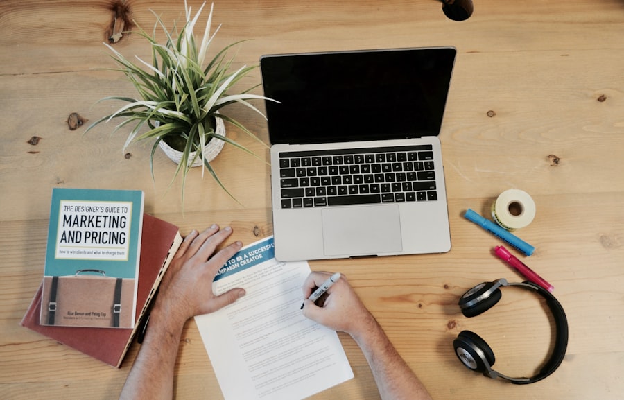 Social media marketing apps and campaign management on mobile devices